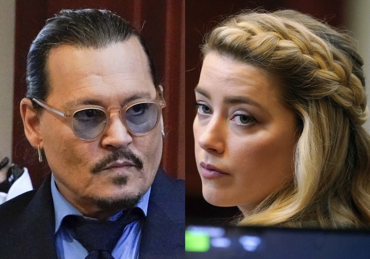 Johnny Depp, a la izquierda, y Amber Heard, en la sala durante los argumentos finales del juicio el viernes 27 de mayo de 2022. 