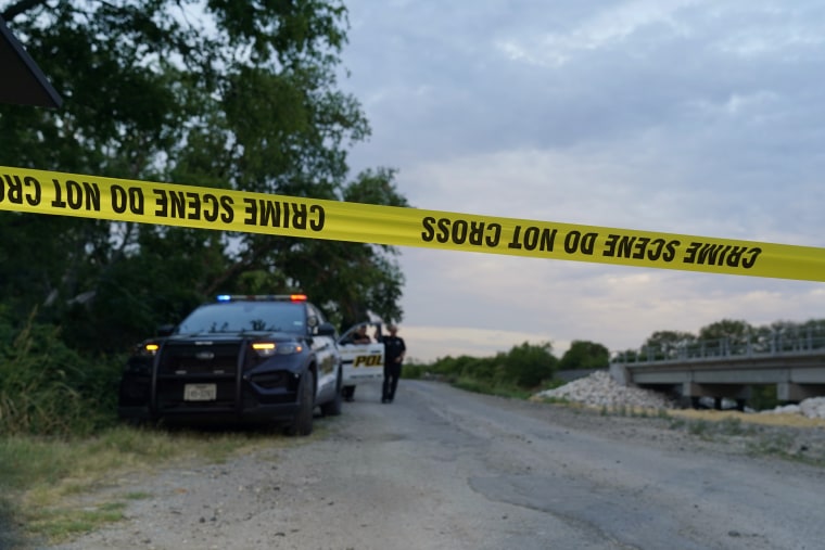 Zona acordonada por la policía tras el hallazgo de decenas de inmigrantes muertos en un camión en San Antonio, Texas. 