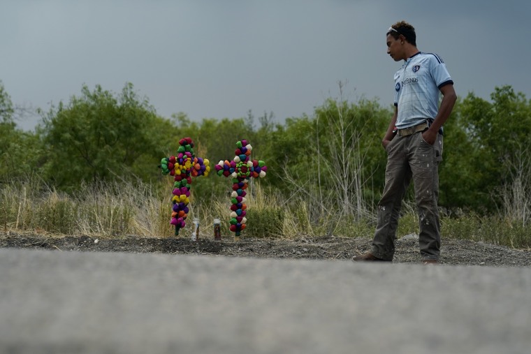 Un hombre camina frente al lugar en donde se halló el camión con los cadáveres de mis inmigrantes en San Antonio, Texas.