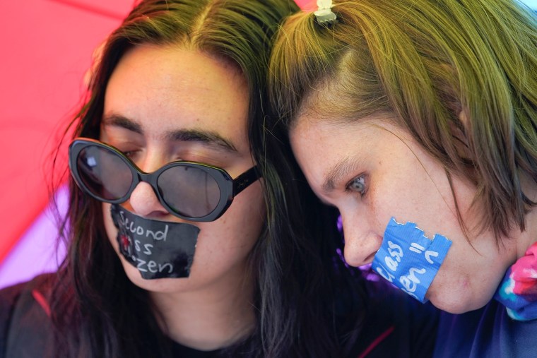Activistas por el derecho al aborto comienzan su lucha por alivianar restricciones en todo el país tras el fallo de la Corte Suprema, el 24 de junio de 2022.