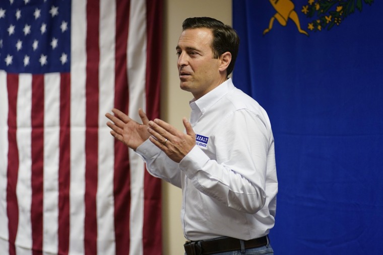 El candidato republicano al Senado de Nevada, Adam Laxalt, habla en un acto de campaña el sábado 11 de junio de 2022, en Las Vegas.