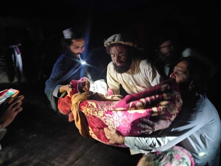 Afganos evacúan a una persona herida en un terremoto en la provincia de Paktika, en el este de Afganistán, el 22 de junio de 2022.