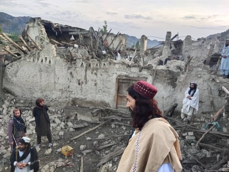 Afganos revisan la destrucción causada por un terremoto en la provincia de Paktika, en el este de Afganistán, el 22 de junio de 2022.
