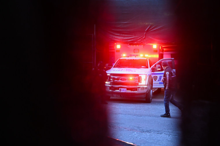 Una ambulancia de la policía de Nueva York que transporta el cuerpo del oficial Wilbert Mora llega a la oficina del médico forense en el hospital NYU Langone de Nueva York, el 25 de enero de 2022.