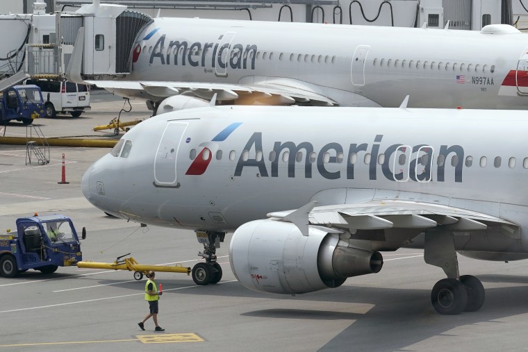 Los aviones de pasajeros de American Airlines se preparan para salir, el miércoles 21 de julio de 2021, cerca de una terminal del Aeropuerto Internacional Logan de Boston, en Boston.