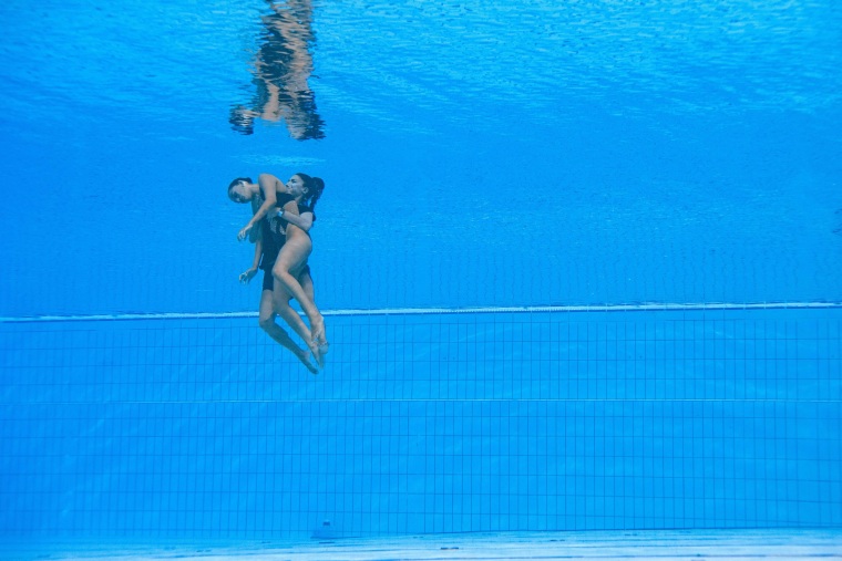 Anita Alvarez desmayada en la piscina mientras su entrenadora la saca.
