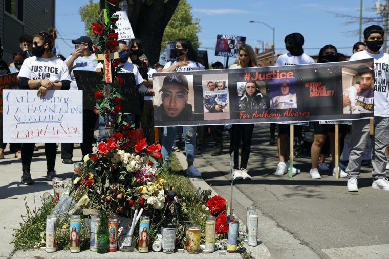 Manifestantes se solidarizan durante una protesta junto al monumento a Anthony Álvarez, de 22 años, que fue abatido por la policía, el sábado 1 de mayo de 2021 en el barrio de Portage Park de Chicago.