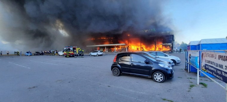 El centro comercial alcanzado por misiles rusos en Kremenchuk, en la región ucraniana de Poltava el 27 de junio de 2022.