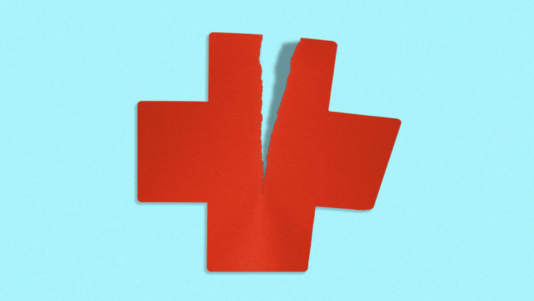 Una cruz roja representativa de la medicina aparece partida a la mitad