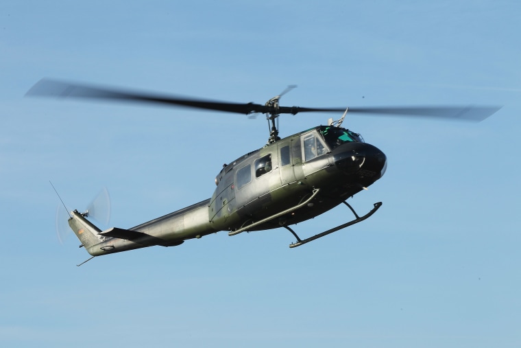 Un helicóptero Bell UH-1D de las fuerzas armadas alemanas Bundeswehr participa en unos ejercicios militares el 28 de septiembre de 2011 cerca de Munster, Alemania.
