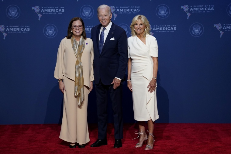 El presidente, Joe Biden, la primera dama, Jill Biden (izq.) y la ministra de Relaciones Exteriores de El Salvador, Alexandra Hill (der.), durante la Cumbre de las Américas, en Los Ángeles, el 8 de junio de 2022.