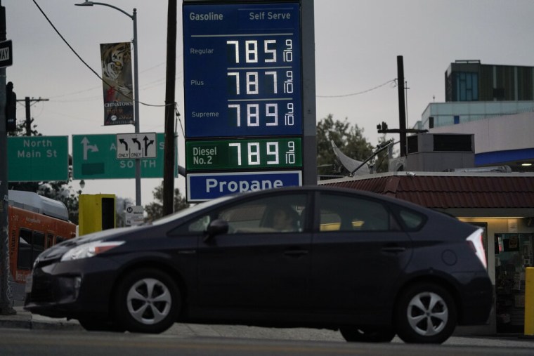 Un cartel con los precios de la gasolina en Los Ángeles, California, el 16 de junio de 2022.
