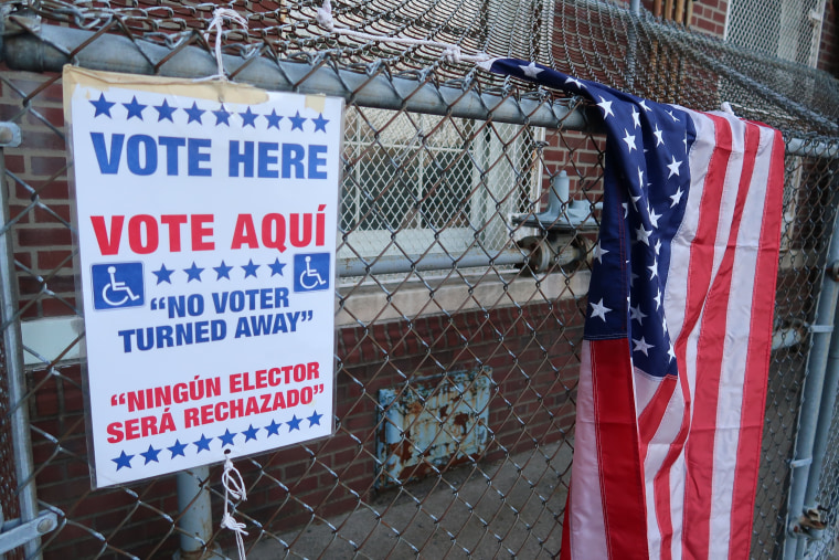 Un cártel avisa de un centro de votación en New Jersey el 3 de noviembre de 2020.