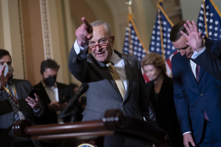 El líder de la mayoría en el Senado, Chuck Schumer, demócrata por Nueva York, en el Capitolio el 14 de junio de 2022.