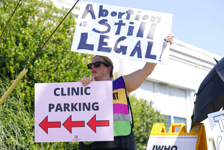 Activistas afuera de la clínica de servicios de aborto en Mississippi, el 24 de junio de 2022.