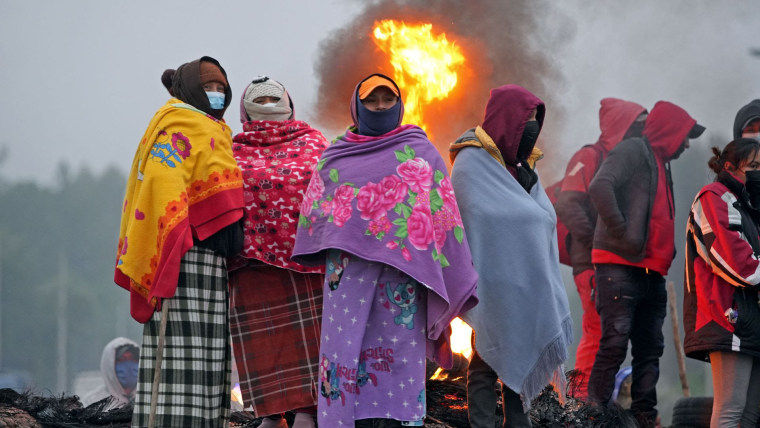Mujeres de la Confederación de Nacionalidades Indígenas del Ecuador participan en un paro con bloqueo de carreteras el 13 de junio