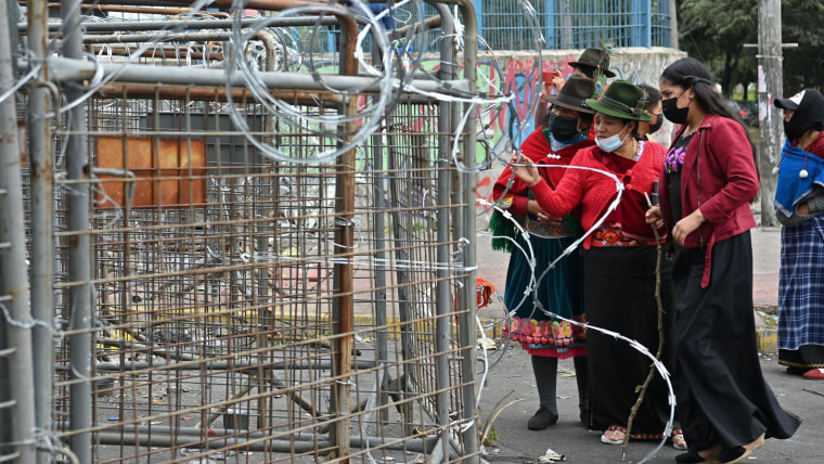 Mujeres ecuatorianas frente a una barricada a las afueras de la Asamblea Nacional en Quito, el 26 de junio
