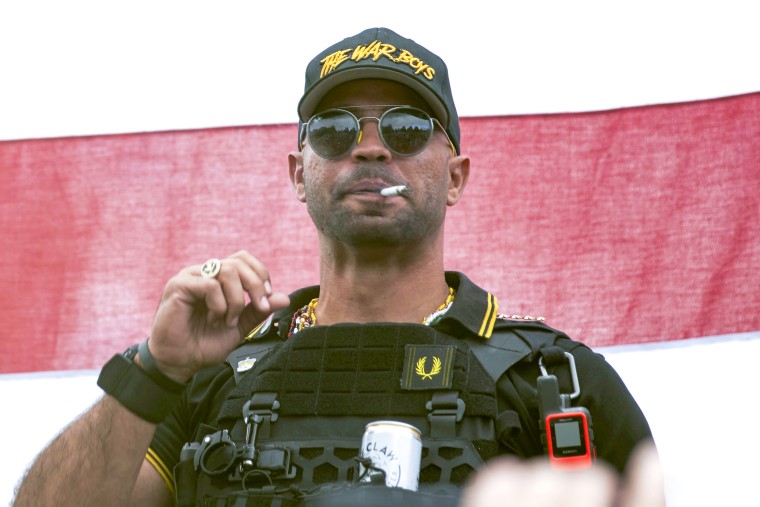 El líder del grupo ultraderechista Proud Boys Henry 'Enrique' Tarrio luce una gorra que dice 'War Boys' durante un mitin en Portland, Oregon, el 26 de septiembre del 2020.