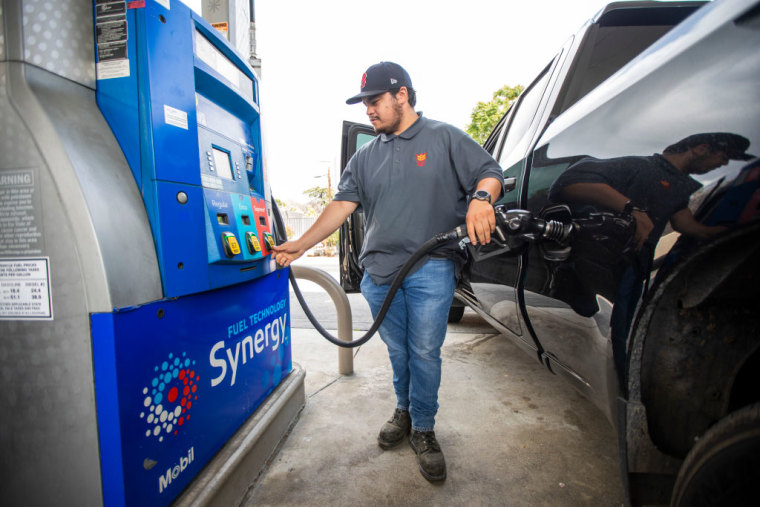 Mario Beccera, de Fontana, llena su depósito de gasolina en una gasolinera Mobil en Pasadena, California, el jueves 28 de abril de 2022.