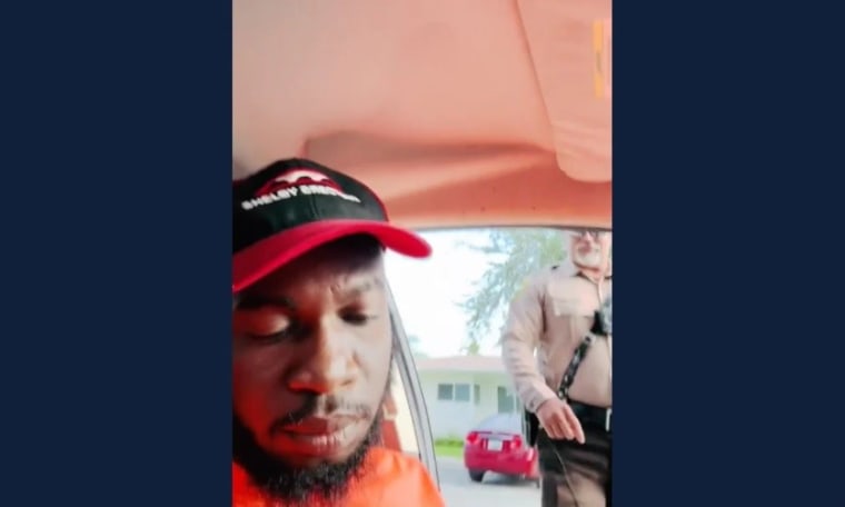 En un vídeo grabado durante un control de tráfico en North Miami Beach, Florida, un agente de policía le dice a Gerardson Nicolas: "Así es como os matan aquí, tío".
