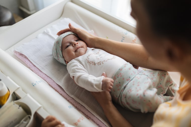 Los padres no deben usar productos para dormir a sus bebés que no se comercialicen específicamente para ese uso, indica la última actualización de la directrices de la Asociación Estadounidense de Pediatría.