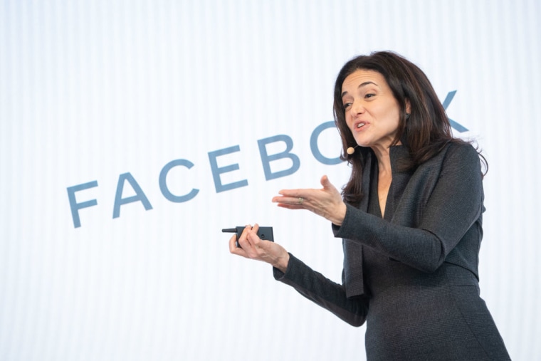 La directora de operaciones de Facebook, Sheryl Sandberg, habla durante una rueda de prensa en Londres para anunciar los planes de la empresa en el Reino Unido para finales de 2020.