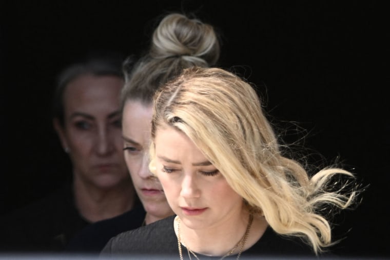 La actriz estadounidense Amber Heard sale del Tribunal de Circuito del Condado de Fairfax en Fairfax, Virginia, el 1 de junio de 2022.