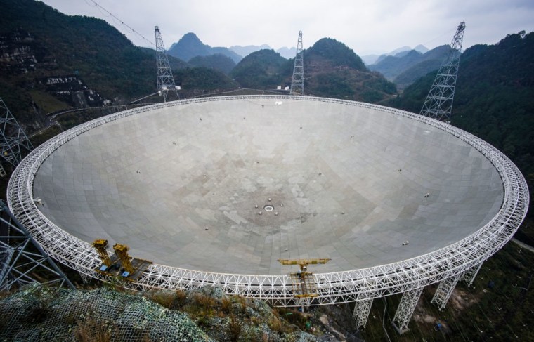 Vista general del radiotelescopio esférico de 500 metros de apertura el 4 de febrero de 2021 en Guizhou, China.