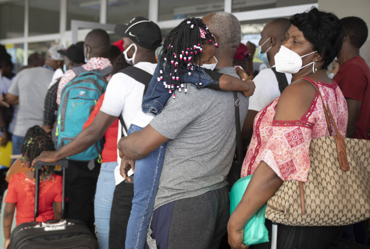 Haitianos haciendo fila para abordar un vuelo a Chile en el Aeropuerto Internacional Toussaint Louverture de Puerto Príncipe el 30 de enero del 2022.