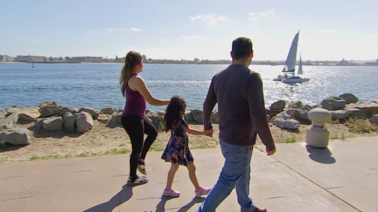 Sara, Jesúa y su hija caminan por San Diego, Estados Unidos.