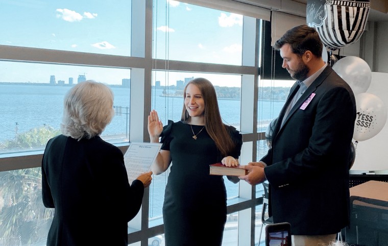 Lex en su ceremonia de juramento como abogada en su habitación del hospital 