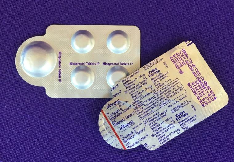 Comprimidos de mifepristona y misoprostol, dos medicamentos que se usan juntos, también llamados píldora abortiva.