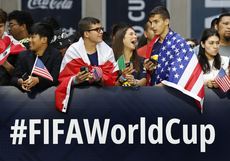 Fanáticos del fútbol aguardan la decisión de la FIFA sobre las sedes del Mundial de 2026, el 16 de junio de 2022 en Nueva York.