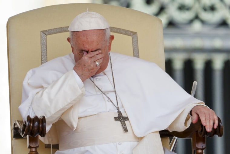 El papa Francisco se lleva una mano a la cara durante su audiencia general semanal en la Plaza de San Pedro, en el Vaticano, el 22 de junio de 2022.