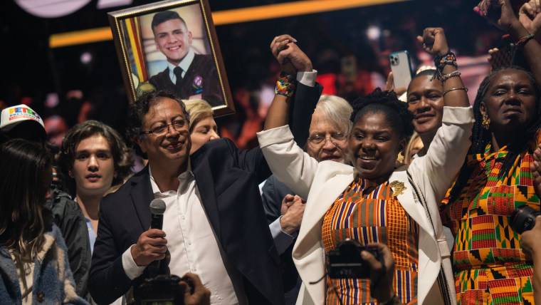 Gustavo Petro y Francia Márquez celebran su victoria electoral el 19 de junio de 2022