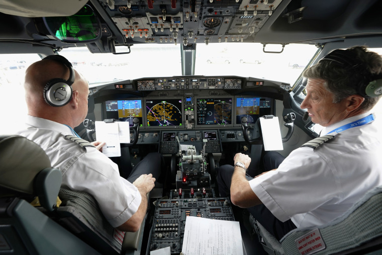 El capitán piloto de American Airlines, PeteGamble, a la izquierda, y el primer oficial John Konstanzer antes de despegar del aeropuerto de Dallas Fort Worth en Grapevine, Texas, el miércoles 2 de diciembre de 2020.