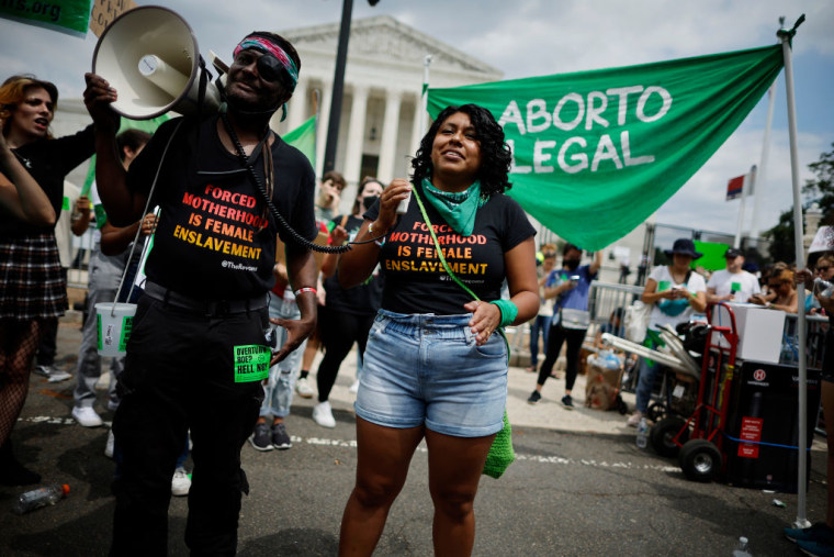 Manifestantes afuera de la Corte Suprema tras el fallo sobre el caso  Dobbs v. Jackson Women's Health Organization, el 24 de junio de 2022.