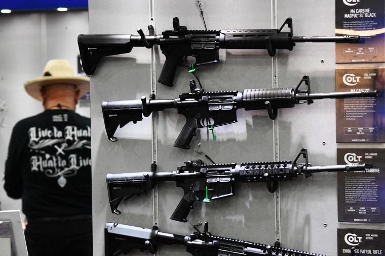 Rifles expuestos en la convención de la Asociación Nacional del Rifle (NRA), durante su encuentro anual celebrado en Houston, Texas, el 28 de mayo de 2022.
