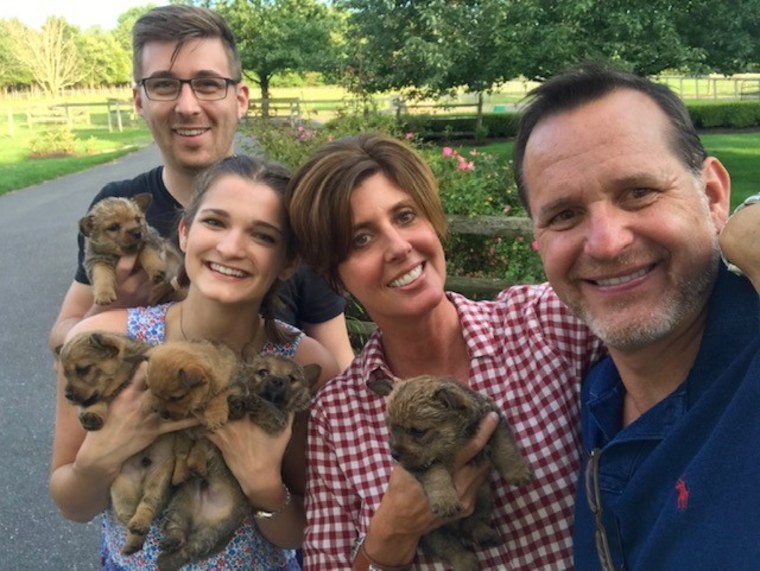 Le Dr Joe Rossi sourit à côté de sa femme Jill ;  sa fille Alexa;  et son gendre Phillip Michelfelder.  Les trois paires d'enfants adultes ont hérité de l'amour de leurs parents pour les animaux. 