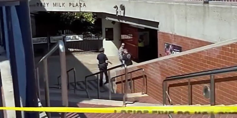 Las autoridades llegan a la estación donde se produjo en tiroteo en San Francisco.