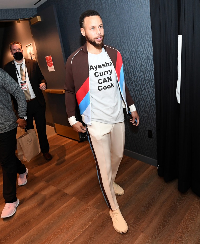 Steph Curry gifts jersey with hilarious message to Lakers rival