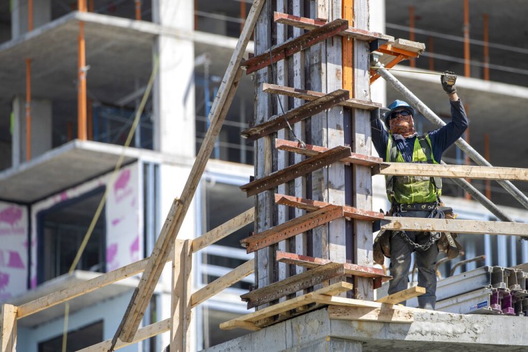 Un obrero toma medidas de un edificio en construcción en Stamford, Connecticut, el 20 de mayo de 2020.