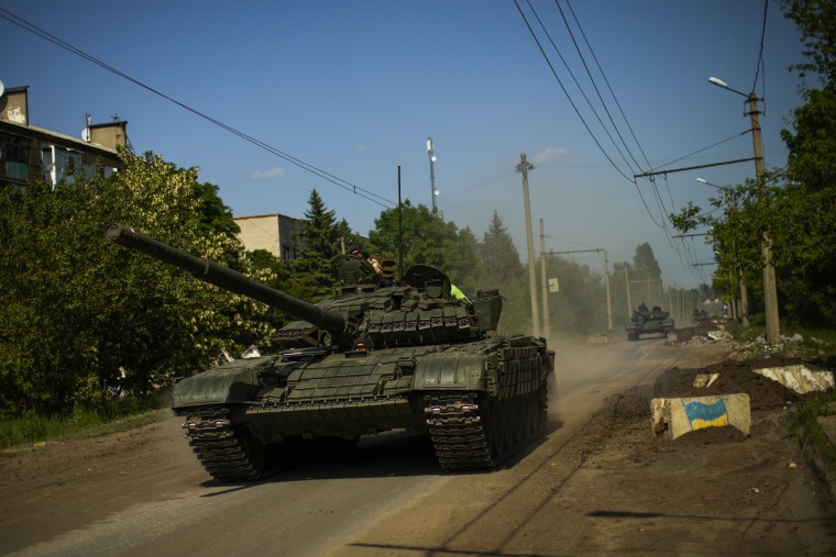 Tanques ucranianos se desplazan el lunes 30 de mayo de 2022 en la región de Donetsk, en el este de Ucrania.