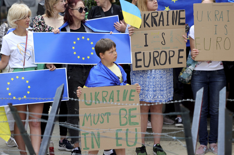 Manifestantes demuestran su apoyo a Ucrania afuera de la sede el Parlamento Europeo en Bruselas, Bélgica, el 23 de junio de 2022.