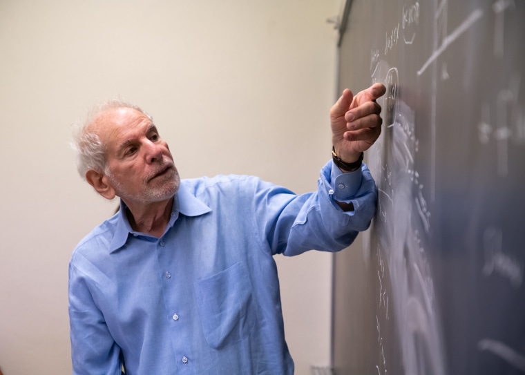El profesor de cálculo Uri Treisman, impartiendo clase en la Universidad de Texas en Austin.