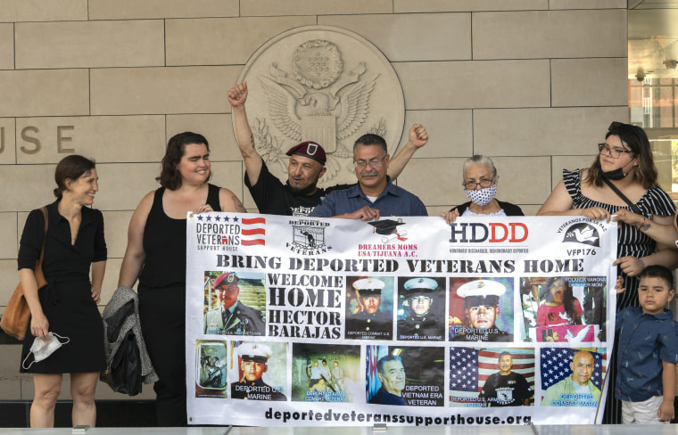 Miembros de la Casa de Apoyo a los Veteranos Deportados afuera de una corte federal en Los Ángeles, California, el 9 de julio de 2021.