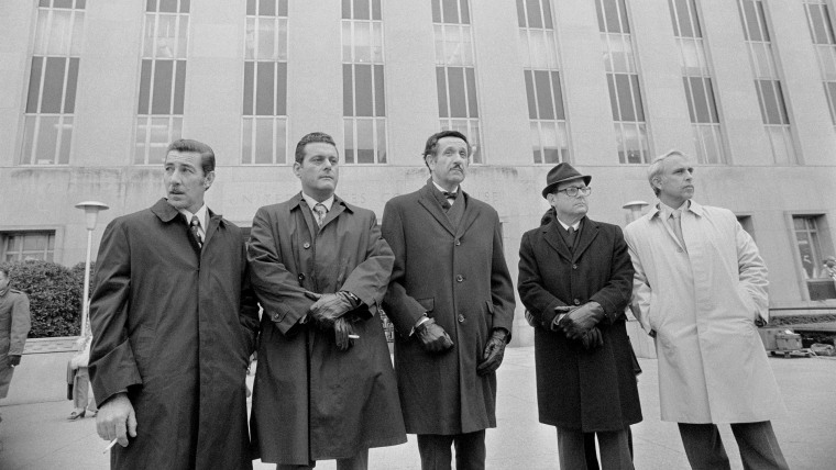 Cinco hombres en gabardina posan frente a un tribunal en Washington D.C. en 1972
