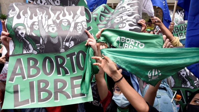Movilizaciones a favor del aborto en Colombia con el característico pañuelo que ha dado nombre al movimiento de Marea Verde en Latinoamérica.