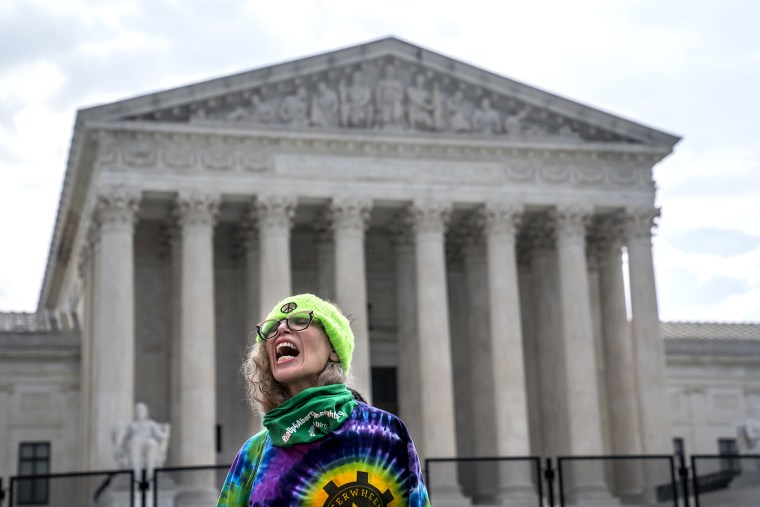 Una activista por el derecho al aborto grita mientras es arrestada en una protesta frente a la Corte Suprema el 14 de junio de 2022 en Washington D.C.