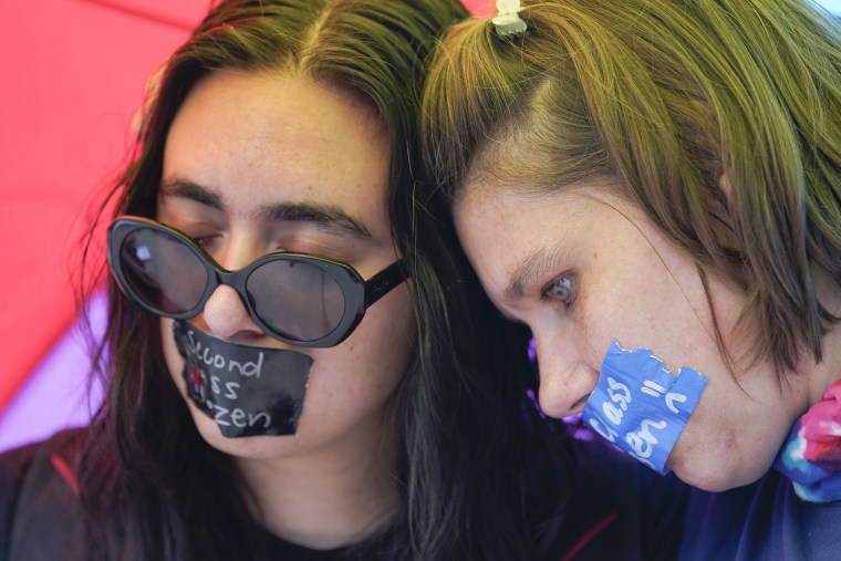 Activistas por el derecho al aborto comienzan su lucha por alivianar restricciones en todo el país tras el fallo de la Corte Suprema.